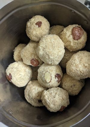 A picture of Rava besan ladoo.