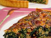 Una foto de quiche espinaca y cebolla