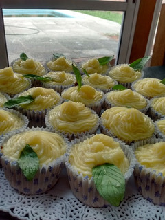 Una foto de Cupcakes de mandarina con corazón de dulce de leche