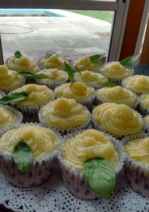 Una foto de Cupcakes de mandarina con corazón de dulce de leche