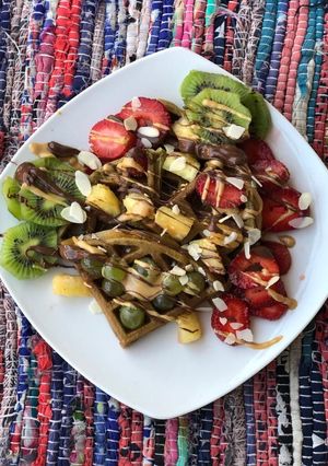 Una foto de Wafles de matcha y frutas