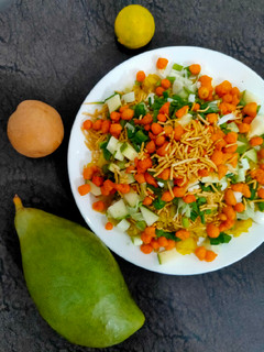 ચટપટા આલુ પોહા(chatpata aloo poha Recipe in Gujarati) રેસીપી મુખ્ય ફોટો
