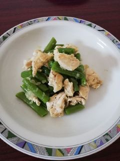 Una foto de Salteado de pollo y judías verdes