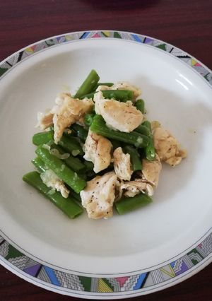 Una foto de Salteado de pollo y judías verdes