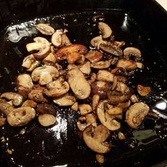 A picture of Sautéed mushrooms.