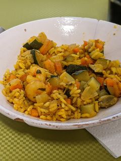 Una foto de Arroz con gambas y calabacín al curry de cerveza