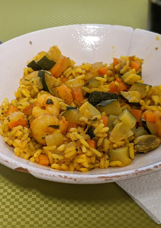 Una foto de Arroz con gambas y calabacín al curry de cerveza