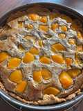 Käsekuchen mit Mohn und Pfirsichen
