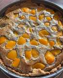 Käsekuchen mit Mohn und Pfirsichen