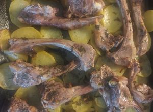 Una foto de Chuletillas de cordero a la menta con patatas al horno