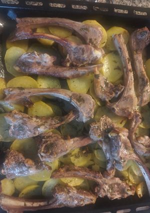 Una foto de Chuletillas de cordero a la menta con patatas al horno