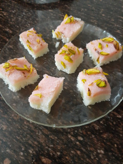 नारियल की बर्फी (nariyal ki barfi recipe in Hindi) रेसिपी मुख्य फोटो