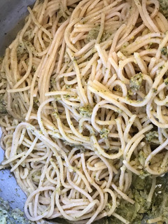 Una foto de Espagheti integral con brócoli y anchoa