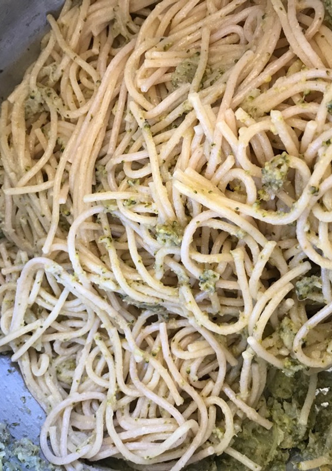Una foto de Espagheti integral con brócoli y anchoa