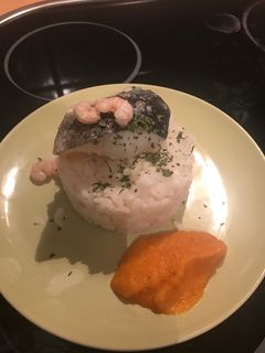 Una foto de Bacalao y gambas a la plancha sobre arroz y zanahoria
