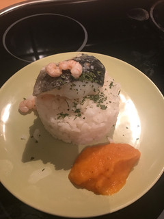Una foto de Bacalao y gambas a la plancha sobre arroz y zanahoria