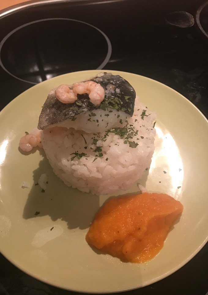 Una foto de Bacalao y gambas a la plancha sobre arroz y zanahoria
