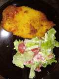 Milanesa de pollo, con ensalada