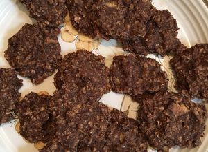 Una foto de Galletas fáciles de banana choco y avena