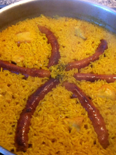 Una foto de Arroz con pollo y salchichas