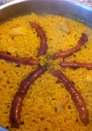 Una foto de Arroz con pollo y salchichas