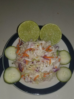 Una foto de Ensalada mixta🥗 de repollo con pepinillos🥒 y limón 🍋