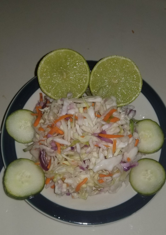 Una foto de Ensalada mixta🥗 de repollo con pepinillos🥒 y limón 🍋