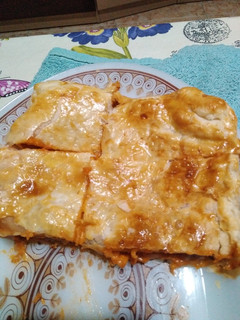 Una foto de Empanada de atún con queso y bacón
