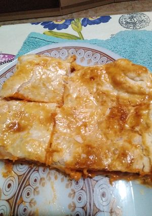 Una foto de Empanada de atún con queso y bacón