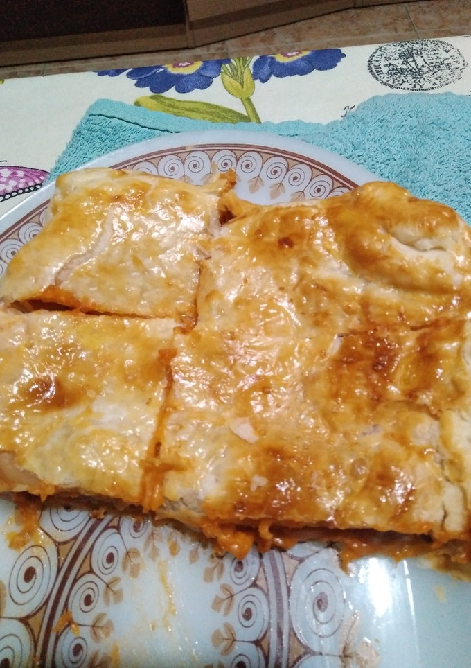 Una foto de Empanada de atún con queso y bacón