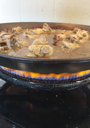 Una foto de Arroz de conejo, pollo y caracoles