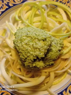 Una foto de Falsos espaguetis con pesto de brócoli 🥦