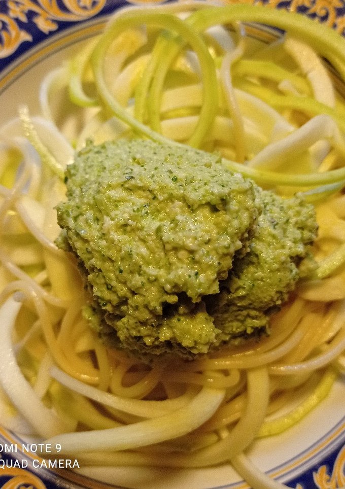 Una foto de Falsos espaguetis con pesto de brócoli 🥦