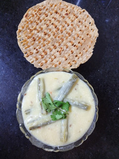 સરગવા નું બેસન વાળું શાક (Saragva Besan Shak Recipe In Gujarati) રેસીપી મુખ્ય ફોટો