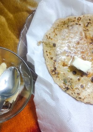 मक्खन के साथ आलू पराठा (makhan ke sath aloo paratha recipe in Hindi) रेसिपी मुख्य फोटो