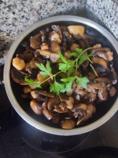 Una foto de Champiñón al ajillo con gambas