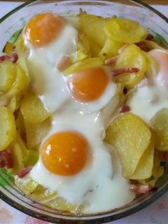 Una foto de Huevos, patatas y bacon al horno