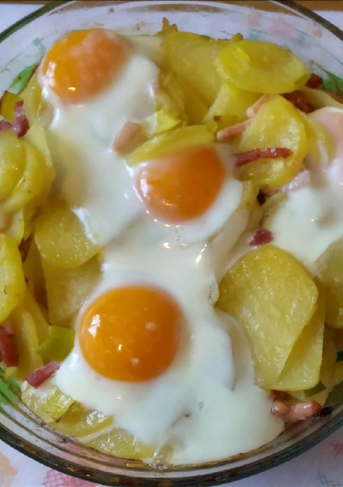 Una foto de Huevos, patatas y bacon al horno
