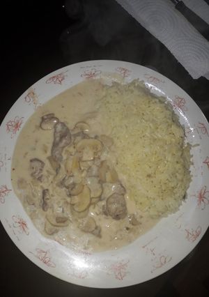 Una foto de Lomo strogonoff con arroz