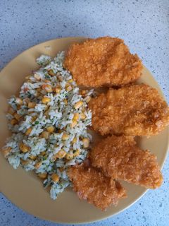 Csirkemell kukaricapehely bundában, kukoricás rizzsel 🍗🍚 recept fotója