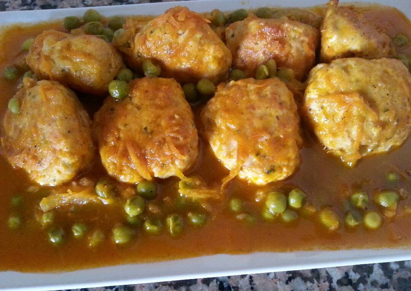 Albóndigas de pollo con guisantes