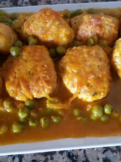 Una foto de Albóndigas de pollo con guisantes