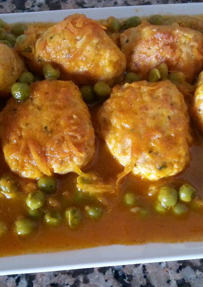 Una foto de Albóndigas de pollo con guisantes