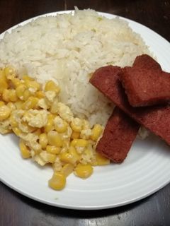 Una foto de Arroz de Cebollas, Maíz con Huevos y Jamonillas