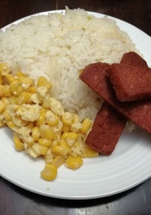 Una foto de Arroz de Cebollas, Maíz con Huevos y Jamonillas
