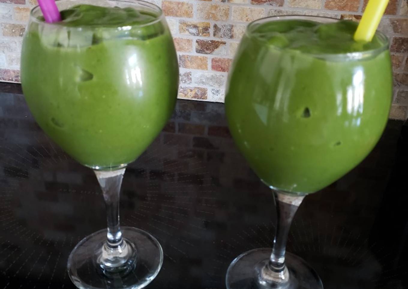 Strawberry Mango Spinach Apple Smoothie