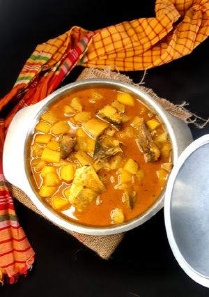 ইলিশ মাছের মাথা দিয়ে কাঁচা কলা, আলু ও কাঁচা পেঁপের তরকারি রেসিপির প্রধান ছবি