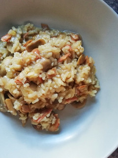 Una foto de Arroz con champiñones y bacon