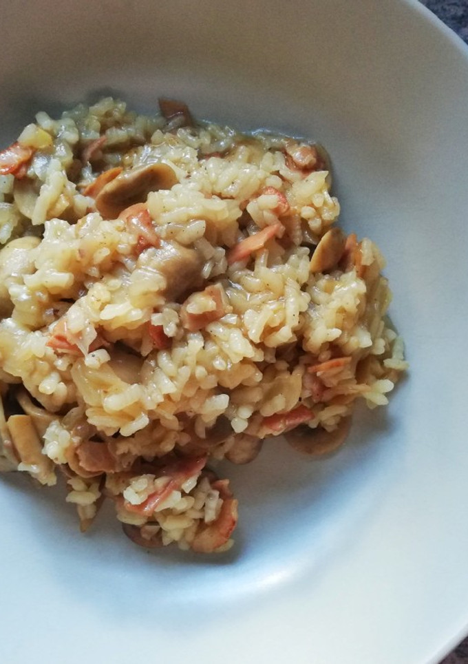 Una foto de Arroz con champiñones y bacon
