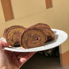 A picture of Bolu gulung triple coklat.